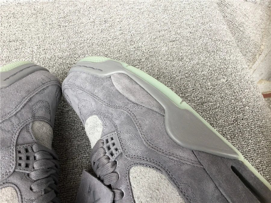 Air Jordan 4 X Kaws